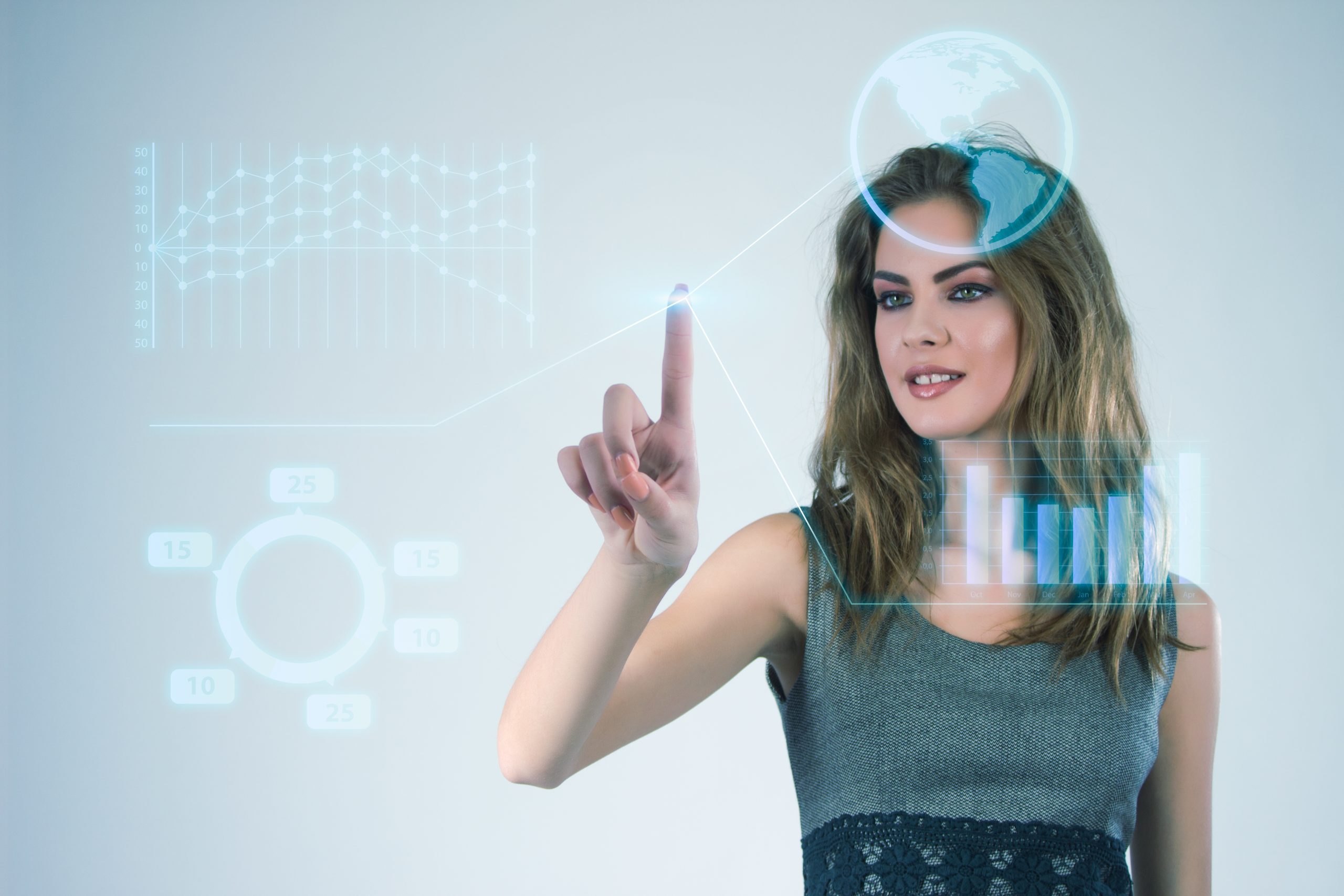 businesswoman-working-with-modern-virtual